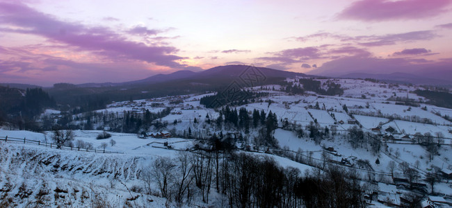 喀尔巴阡山谷覆盖着新雪大片地貌图片