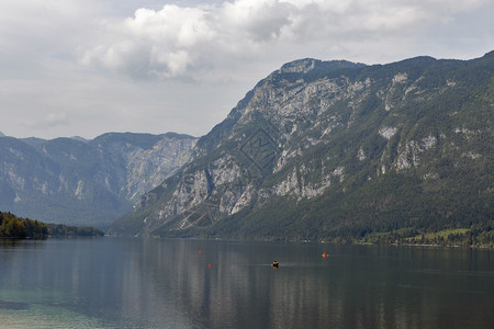 里布切夫Bohinj湖夏季风景和JulianAlps背景