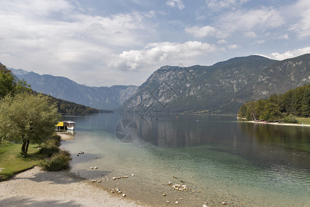 Bohinj湖夏季风景和JulianAlps图片