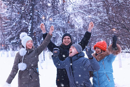 下雪的冬天公园里户外的年轻人图片