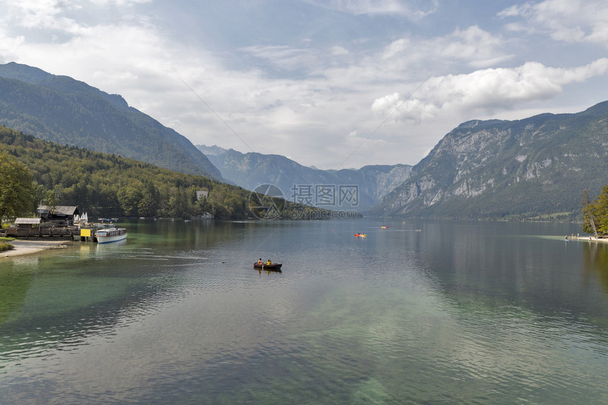 Bohinj湖夏季风景和JulianAlps图片