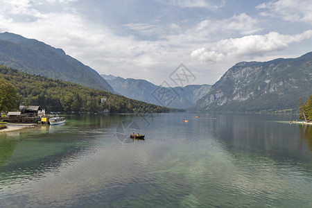 Bohinj湖夏季风景和JulianAlps图片