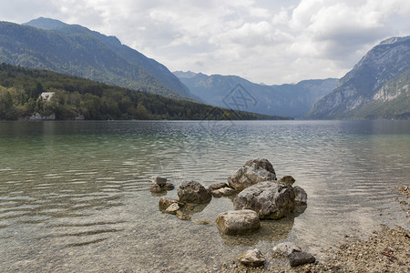 Bohinj湖夏季风景和JulianAlps图片