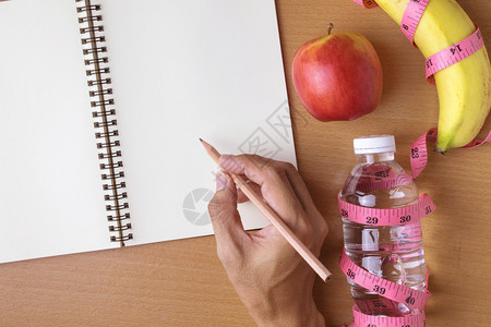 健康饮食概念磁带测量水果和水瓶图片