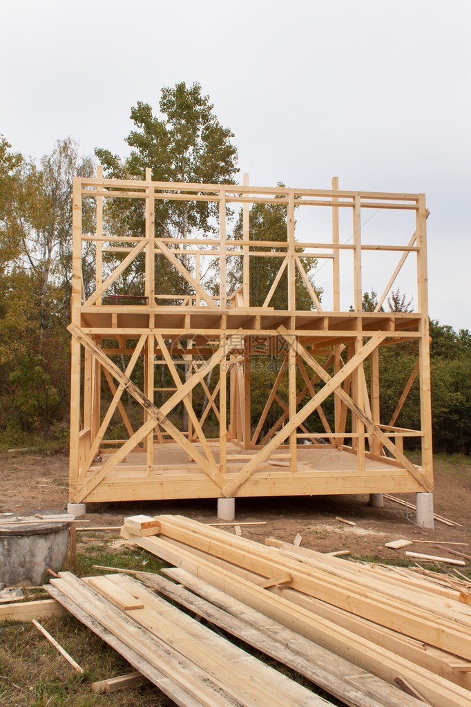 建筑工地的秋日蒙细雨在森林里建造一座木屋房子的建设生态建设家图片