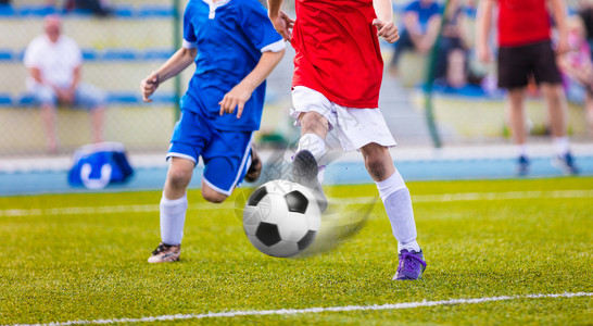 青年足球联赛青年足球队之间的训练和足球比赛运行足背景图片