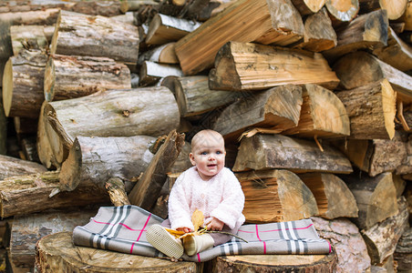 天生的婴儿女孩坐在一堆树图片
