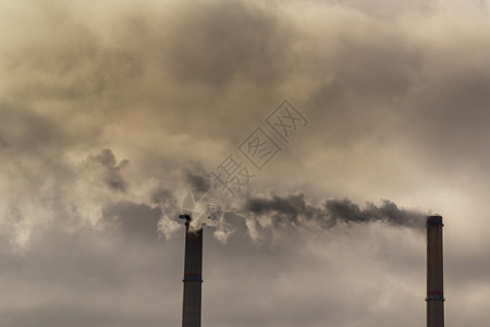 煤电厂喷出的浓烟和蒸汽图片