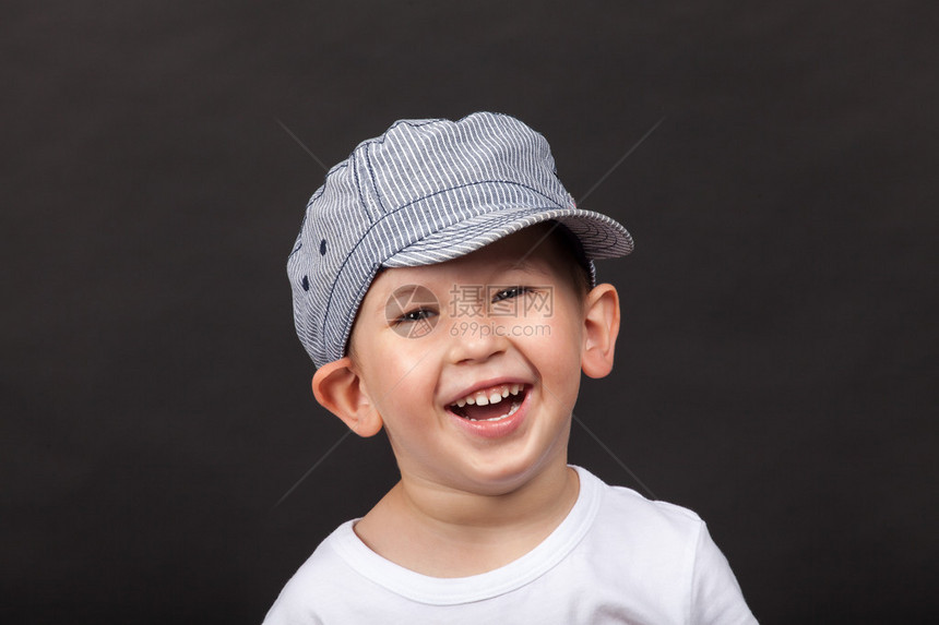 笑帽子的有趣男孩图片