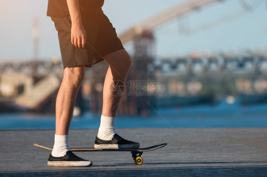 露天玩滑板的人在滑板上一只脚不要怀疑自己图片