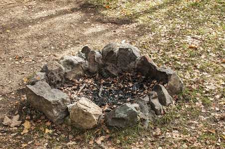 秋季大自然中人造石未点燃的开放式壁炉图片