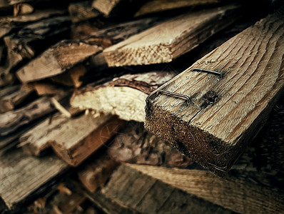 一堆原木旧柴火的特写图图片