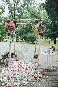 美丽的木质婚礼拱门盛满鲜花图片