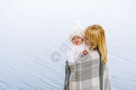 湖底母亲和女婴的肖像图片