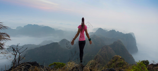 泰国瑜伽女子山峰图片