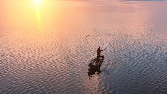 Bangpra湖渔民在捕鱼时采图片