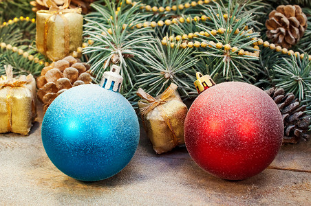圣诞舞会礼品松果和木皮树枝图片