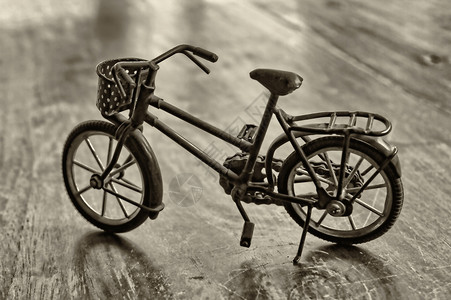 旧自行车的微型图片