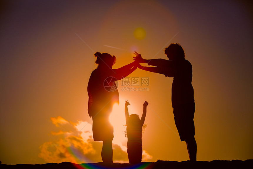 日落时空幸福家庭与孩子和怀图片