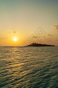 带热岛屿和阳光照耀的罗马橙色夕阳与热带岛图片