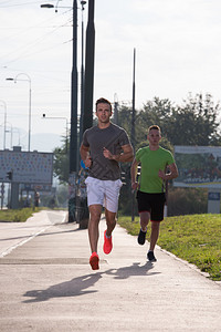 运动的青年男子享受奔跑而太阳在图片