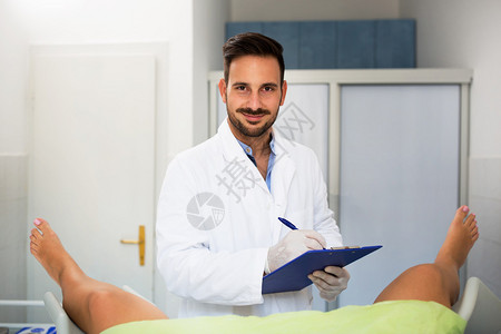 年轻的男医生妇产科医生在诊所图片