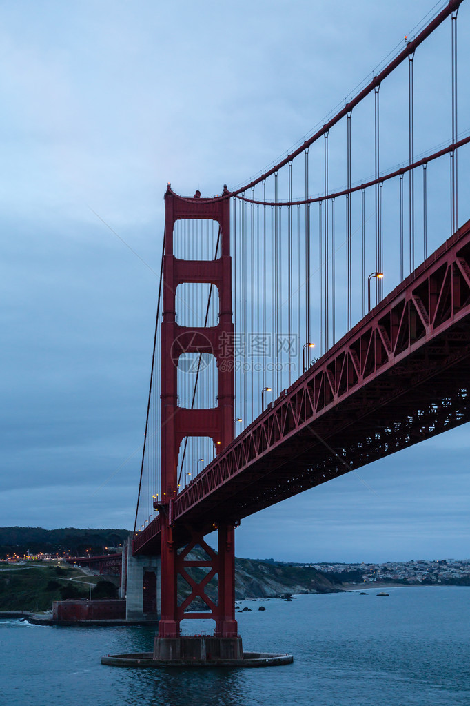日出前的旧金山门大桥图片