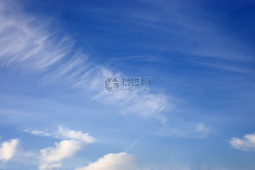 美丽的白云映衬着蓝天图片