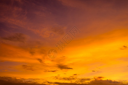 云在夕阳下染成了橙色图片