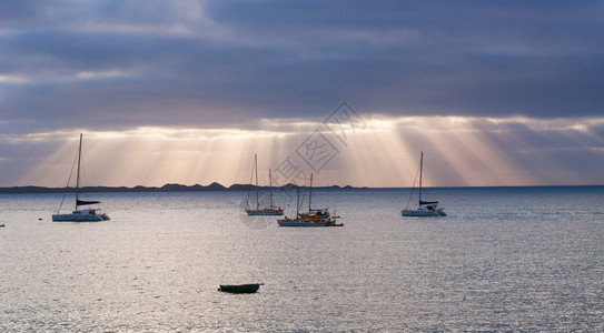 黎明时分在岛北部科拉莱霍海滩上的帆船和黄昏光线图片