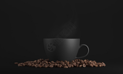 黑杯咖啡被咖啡豆包围图片