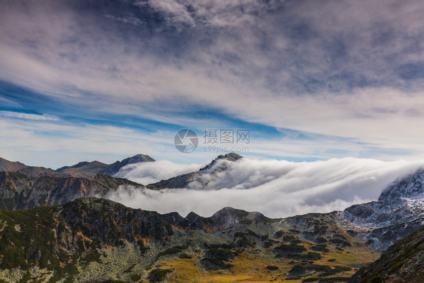 阿尔卑斯山的壮丽山景秋冬季的云海图片