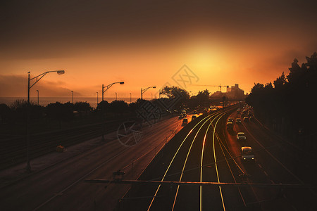 美丽的风景和从一座桥上铁路公上的日出图片