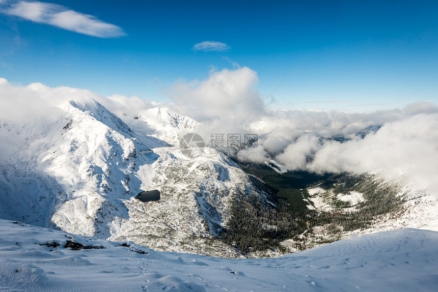 冬季西喀尔巴阡山顶上满是雪阳光图片