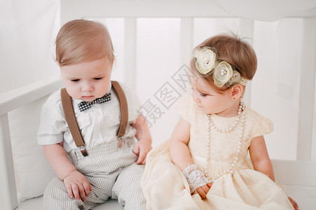两个婴儿男孩和女孩打扮图片