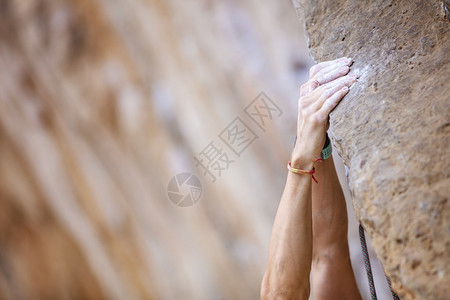 在悬崖上合登山者的手图片