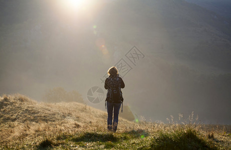 一个初秋的早晨山里的女摄影师图片