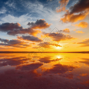 美丽的日落风景盐湖图片