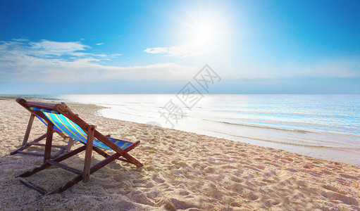 夏假时在海边的沙滩和蓝色天图片