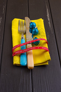 黄色餐巾上的叉子刀子勺子图片