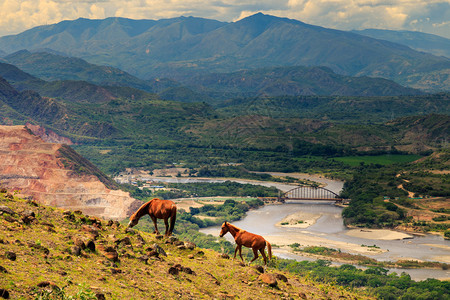 山中的马有河流景观的图片