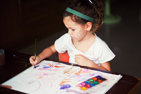 小女孩画一幅画图片