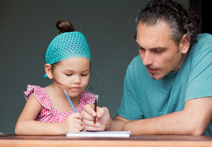 女儿和父亲一起画和写作图片