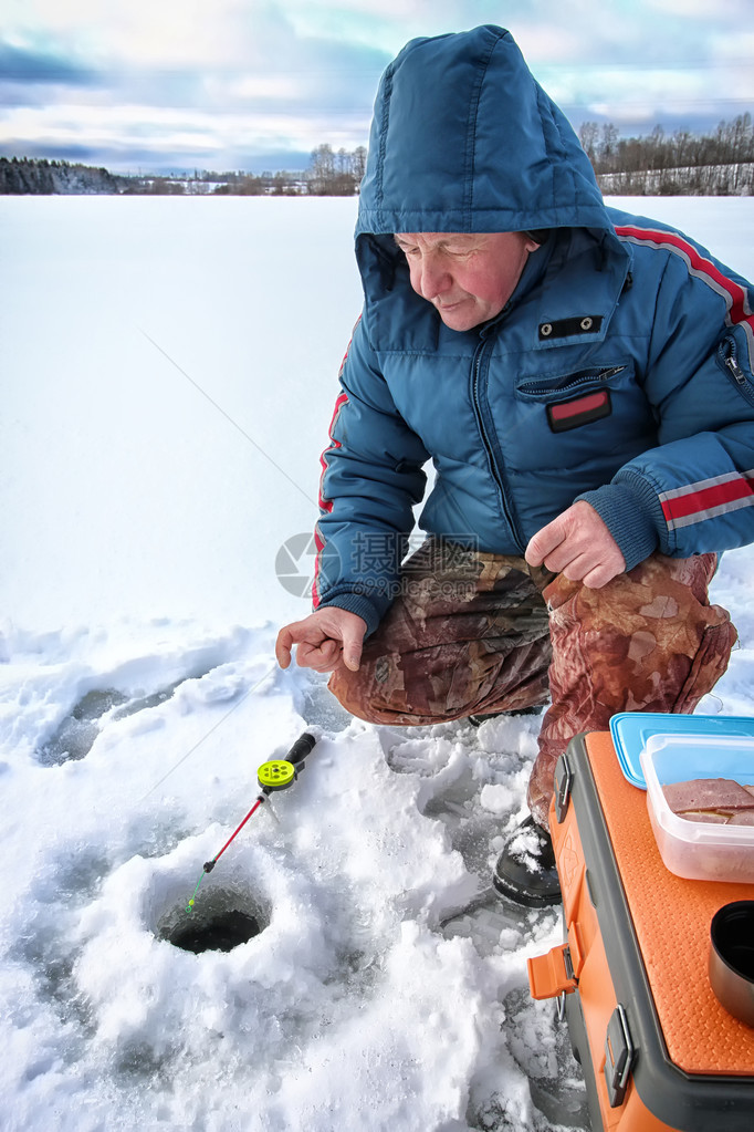 男人们在冬季玩乐在冰钓图片