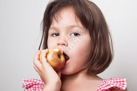 咬苹果的小女孩图片