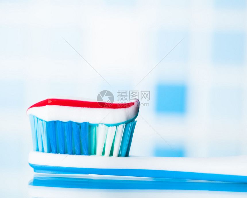 有红色条纹牙膏的牙刷图片
