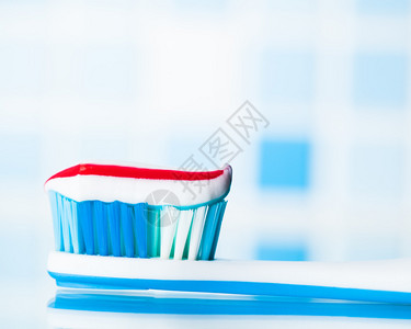 有红色条纹牙膏的牙刷图片