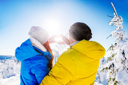 冬季运动夫妇捕捉阳光图片