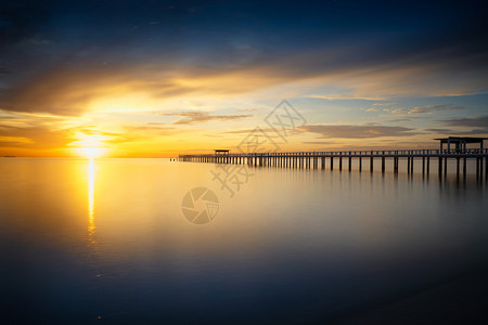 日落时入海的木桥图片