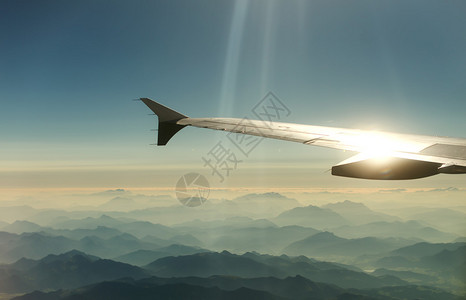 一架飞机的翼从窗口查看图片